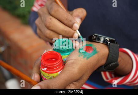 Sylhet, Sylhet, Bangladesh. 16th décembre 2022. Un peintre peint le drapeau national du Bangladesh à l'occasion de la Grande victoire du Bangladesh et du 51th anniversaire de l'indépendance dans les locaux de Sylhet Central Shaheed Minar. (Credit image: © MD Akbar Ali/ZUMA Press Wire) Credit: ZUMA Press, Inc./Alamy Live News Banque D'Images