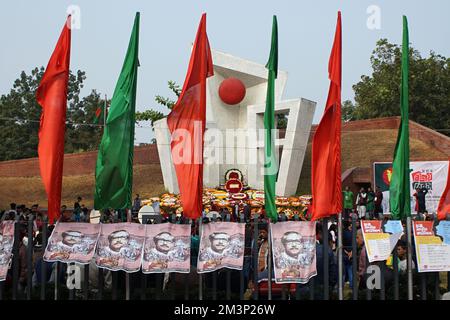 Sylhet, Sylhet, Bangladesh. 16th décembre 2022. Des gens de toute la marche de la vie dans les locaux de Sylhet Central Shaheed Minar à l'occasion de la célébration de la Grande victoire du Bangladesh et du 51th anniversaire de l'indépendance du Bangladesh. (Credit image: © MD Akbar Ali/ZUMA Press Wire) Credit: ZUMA Press, Inc./Alamy Live News Banque D'Images