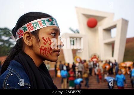 Sylhet, Sylhet, Bangladesh. 16th décembre 2022. Une fille à l'occasion de la Grande victoire du Bangladesh et de la célébration du 51th anniversaire de l'indépendance dans les locaux de Sylhet Central Shaheed Minar. (Credit image: © MD Akbar Ali/ZUMA Press Wire) Credit: ZUMA Press, Inc./Alamy Live News Banque D'Images