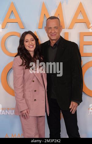 Tom Hanks et Mariana Trevino lors d'un photocall pour Un homme appelé Otto à l'hôtel Corinthia à Londres. Date de la photo: Vendredi 16 décembre 2022. Banque D'Images