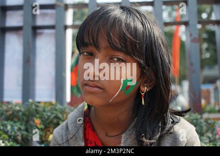 Sylhet, Sylhet, Bangladesh. 16th décembre 2022. Une fille à l'occasion de la Grande victoire du Bangladesh et de la célébration du 51th anniversaire de l'indépendance dans les locaux de Sylhet Central Shaheed Minar. (Credit image: © MD Akbar Ali/ZUMA Press Wire) Credit: ZUMA Press, Inc./Alamy Live News Banque D'Images