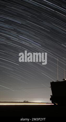 Une photo verticale des pistes étoiles dans le ciel nocturne Banque D'Images