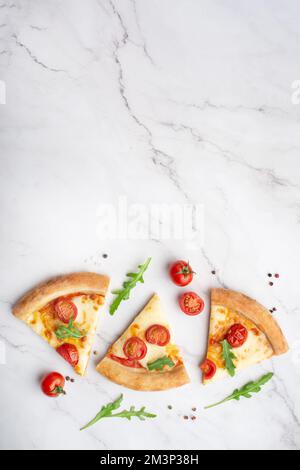 pizza margherita aux tomates et au basilic sur une table en marbre blanc Banque D'Images