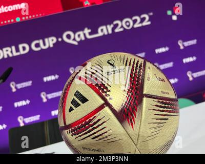Doha, Qatar. 16th décembre 2022. Motif bord - le ballon officiel adidas SPEEDSHELL est sur le podium devant le logo. Conférence de presse de la FIFA sur 16.22.2022. Clôture de la conférence de presse. Coupe du monde de football 20122 au Qatar à partir de 20,11. - 18.12.2022 ? Credit: dpa/Alay Live News Banque D'Images