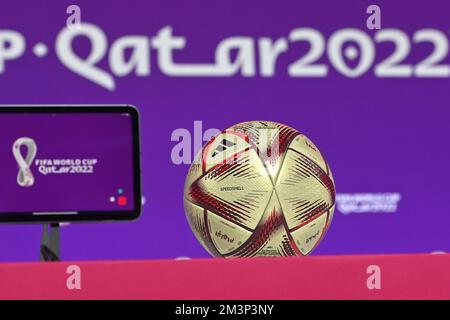 Doha, Qatar. 16th décembre 2022. Motif bord - le ballon officiel adidas SPEEDSHELL est sur le podium devant le logo. Conférence de presse de la FIFA sur 16.22.2022. Clôture de la conférence de presse. Coupe du monde de football 20122 au Qatar à partir de 20,11. - 18.12.2022 ? Credit: dpa/Alay Live News Banque D'Images