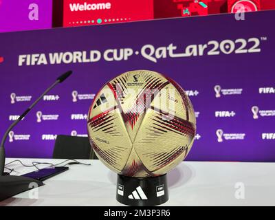 Doha, Qatar. 16th décembre 2022. Motif bord - le ballon officiel adidas SPEEDSHELL est sur le podium devant le logo. Conférence de presse de la FIFA sur 16.22.2022. Clôture de la conférence de presse. Coupe du monde de football 20122 au Qatar à partir de 20,11. - 18.12.2022 ? Credit: dpa/Alay Live News Banque D'Images