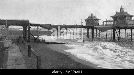 Brighton West Pier, représenté après une partie de celui-ci a été délavé par un gale en décembre 1896. Le quai de la chaîne abandonné a été complètement détruit dans la même tempête, mais le quai de l'Ouest a survécu pour être reconstruit. Date: 1896 Banque D'Images