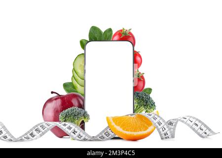 concept d'alimentation saine et de beauté. Smartphone et fruits avec légumes et ruban de mesure sur fond blanc isolé Banque D'Images