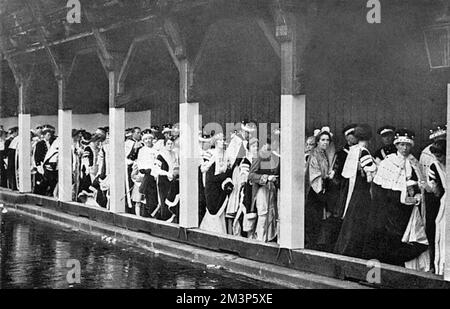 1937 couronnement - invités de l'abbaye bloqués sous la pluie après la cérémonie Banque D'Images