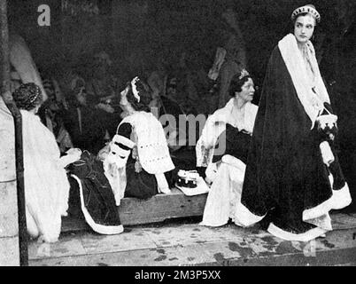 1937 couronnement - invités de l'abbaye bloqués sous la pluie après Banque D'Images