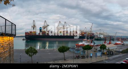 Koper, Slovénie (8th décembre 2022) - le port 'Luka Koper' avec le navire à conteneurs Maersk Campbell Banque D'Images
