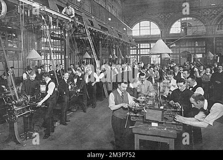 Formation des hommes au travail des munitions, WW1 Banque D'Images