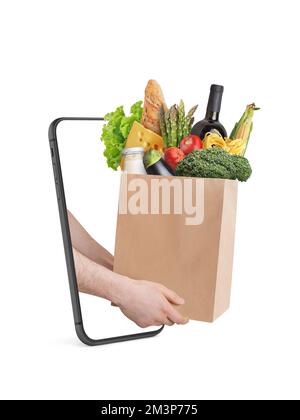 concept de livraison de nourriture en ligne. Mains avec un paquet d'épicerie dans le téléphone Banque D'Images