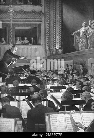 Une impression de l'artiste Fortunino Matania de l'intérieur de l'Opéra Royal à Covent Garden en 1925. Une représentation de "Elecktra" de Richard Strauss est présentée, mais vue du point de vue inhabituel de la fosse de l'orchestre. Le chef d'orchestre est Robert Heger(1886-1978). Date: 1925 Banque D'Images
