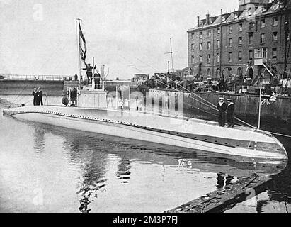 U C 5, un sous-marin allemand capturé, exposé à Temple Pier à Londres avec l'enseigne britannique survolant le drapeau allemand. Date: 1916 Banque D'Images