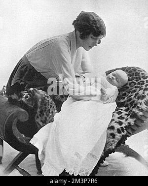 Lady Loughborough (Sheila Chisholm) avec son bébé Banque D'Images