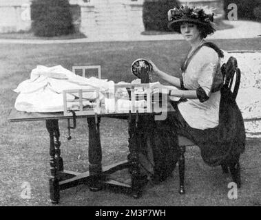 Duchesse de Westminster à sa machine à coudre, WW1 Banque D'Images