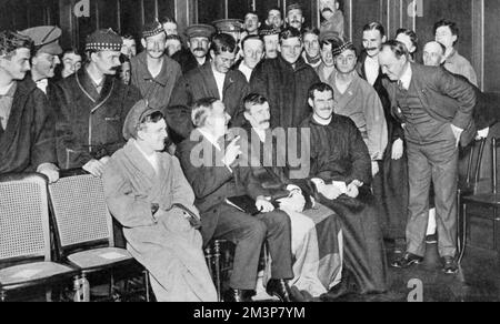 Un groupe de soldats blessés à St. Thomas's Hospital de Londres, qui aimait être divertis par un certain nombre d'artistes et d'artistes bien connus, dont George Robey (assis entre les soldats) et Malcolm Scott, ont vu s'amuser les soldats avec des histoires humoristiques après leur avoir chanté des chansons. Date: 1914 Banque D'Images