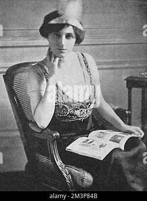 Lady Muriel Paget (1876 - 1938), née Finch-Hatton, épouse de Sir Richard Surtees Paget, deuxième baronet du Oldfallings Hall, Wolverhampton. Lady Paget était une assistante humanitaire, d'abord en établissant des cuisines de soupe dans les quartiers pauvres de Londres, devenant secrétaire du Fonds des cuisines invalides. Elle a ensuite ouvert une cuisine pour les réfugiés belges à Londres au début de la première Guerre mondiale. Son travail s'est ensuite étendu à la Russie et à l'Europe de l'est où elle a ouvert des hôpitaux de campagne et de base, des ambulances et a travaillé infatigablement pour les pauvres et les nécessiteux pendant et après la guerre - lobbying, Banque D'Images