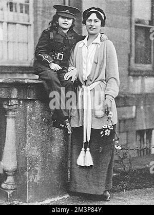 La Marchionne de Headfort, autrefois connue des joueuses sous le nom de Miss Rose (Rosie) Boote du Gaïety Theatre, Londres. Elle épousa le marquis en avril 1901, et son fils devint le comte de Bective. Ici, à sa maison, Headfort House in Co Meath avec sa fille Lady Millicent Taylorr qui porte un uniforme militaire miniature. Le Tatler rapporte qu'elle est une travailleuse plus énergique au nom de nos troupes et qu'elle recueille et travaille au nom de la Co Meath Fund pour les soldats et les marins.' Date: 1915 Banque D'Images