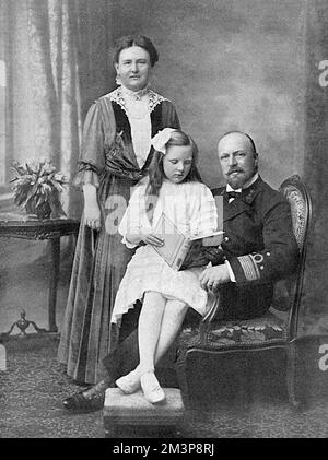 Wilhelmina, reine de Hollande, (1880 - 1962) qui a régné de 1890 à 1948 et a ensuite abdiqué en faveur de sa fille Juliana, qui est photographiée ici, assise sur les genoux de son père, le duc Henry de Mecklembourg-Schwerin. Le mariage du couple était sans enfant jusqu'à l'arrivée de la future reine Juliana en 1909. Juliana régna jusqu'en 1980 quand elle abdiqua à son tour en faveur de sa fille, la reine Beatrix. Date: 1918 Banque D'Images