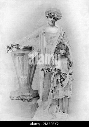 Frances Evelyn 'Daisy' Greville, comtesse de Warwick (1861 - 1938), beauté de la société, et maîtresse du roi Edouard VII Photographiée avec sa fille plus jeune, Lady Mercy Greville entièrement vêtue de blanc, à un moment où elle était occupée à visiter les milliers d'hommes qui étaient dans le camp à des fins d'entraînement autour des régions de Warwick et de Leamington. Date: 1915 Banque D'Images