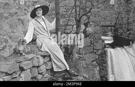 Elsie Janis (26 février 1956 16 mars 1889), chanteuse américaine, auteur-compositeur, actrice, et scénariste. Divertir les troupes pendant la première Guerre mondiale l'a immortalisée comme "l'aimée de l'AEF" (American Expeditionary Force). Est apparu dans des spectacles tels que le Passing Show à Londres pendant la première Guerre mondiale. Date: 1917 Banque D'Images