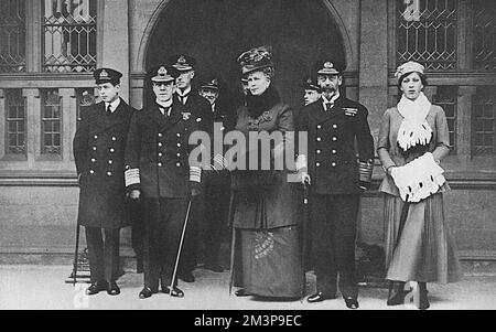 Le roi George V, la reine Mary, accompagné de la princesse Mary et du prince George (plus tard duc de Kent), se rendant à l'hôpital naval royal de Chatham, dans le Kent, où ils ont rencontré des hommes qui avaient été blessés dans les actions d'Ostende et de Zeebrugge en 1918. De gauche à droite - Prince George, amiral Sir Doveton Sturdee (ADC à sa Majesté depuis 1907), capitaine Godfrey Faussett (équerry en commun à sa Majesté), la Reine, le Roi et la Princesse Mary. Date: 1918 Banque D'Images