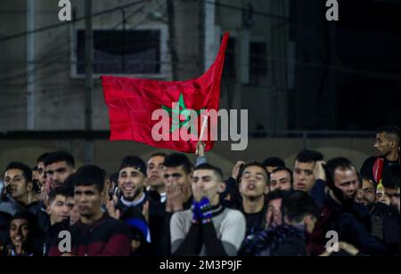 Rafah, bande de Gaza, Palestine. 14th décembre 2022. Gaza, Palestine. 14 décembre 2022. Les fans palestiniens de football regardent le match demi-fin de la coupe du monde France contre Marocco depuis un grand écran au stade Rafah Al-Baldi dans le sud de la bande de Gaza (Credit image: © Ahmad Haaballah/IMAGESLIVE via ZUMA Press Wire) Banque D'Images