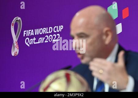 Doha, Qatar. 16th décembre 2022. Gianni INFANTINO, président de la FIFA, défocus devant le logo, image unique, motif unique coupé, portrait, portrait, portrait. Conférence de presse de la FIFA sur 16.22.2022. Clôture de la conférence de presse. Coupe du monde de football 20122 au Qatar à partir de 20,11. - 18.12.2022 ? Credit: dpa/Alay Live News Banque D'Images