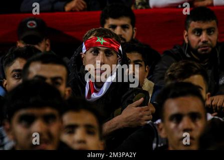 Rafah, bande de Gaza, Palestine. 14th décembre 2022. Gaza, Palestine. 14 décembre 2022. Les fans palestiniens de football regardent le match demi-fin de la coupe du monde France contre Marocco depuis un grand écran au stade Rafah Al-Baldi dans le sud de la bande de Gaza (Credit image: © Ahmad Haaballah/IMAGESLIVE via ZUMA Press Wire) Banque D'Images