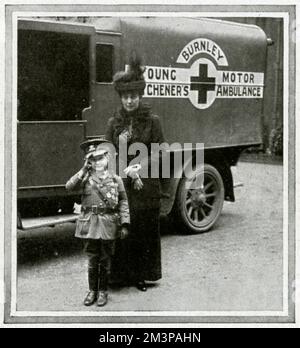 La reine Alexandra en photo avec Miss Jeannie Jackson, fille d'un mineur de Burnley qui a recueilli £1 100 personnes en copers dans les rues de Burnley en aide à des fonds de guerre vêtus d'un uniforme miniature. Pour £450, une ambulance à moteur appelée « Young Kitchener » a été achetée et le reste a été remis pour acheter du confort pour les troupes. La petite fille a été présentée à la Reine à Marlborough House en juillet 1916. Banque D'Images