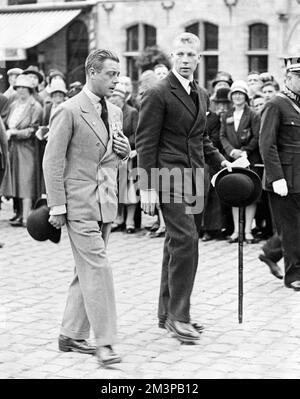 Le Prince Edward du pays de Galles (future Edward VIII) parmi les pèlerins : la grande cérémonie de souvenir à la porte Menin, Ypres. Le prince dirige 11 000 pèlerins de guerre de la Légion britannique, et est photographié ici en décroissant des médailles de guerre, Et accompagné du prince Charles de Belgique(1903-1983) dans le cortège à la porte Menin.plus tard, Edward deviendra duc de Windsor (1894 1972), roi du Royaume-Uni, jusqu'à son abdication un an plus tard, pour épouser Wallis Simpson. Date: 1928 Banque D'Images
