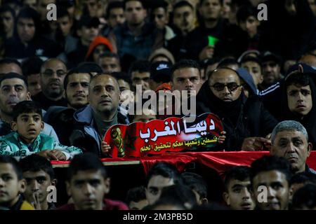 Rafah, bande de Gaza, Palestine. 14th décembre 2022. Gaza, Palestine. 14 décembre 2022. Les fans palestiniens de football regardent le match demi-fin de la coupe du monde France contre Marocco depuis un grand écran au stade Rafah Al-Baldi dans le sud de la bande de Gaza (Credit image: © Ahmad Haaballah/IMAGESLIVE via ZUMA Press Wire) Banque D'Images