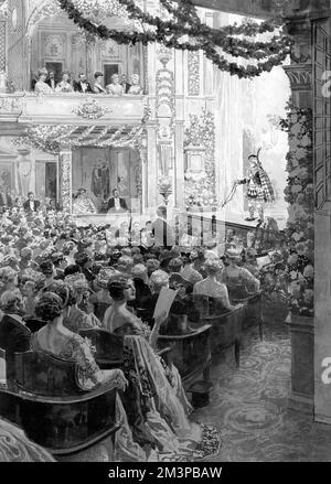 King George V et Queen Mary au Palace Theatre pour un spectacle de commandement royal, vue depuis un balcon. Harry Lauder en costume écossais est sur la scène, et il y a un public complet. Le programme était composé des artistes les plus éminents du pays et les recettes ont été versées au Fonds de bienfaisance Music Hall. Date: 1912 Banque D'Images