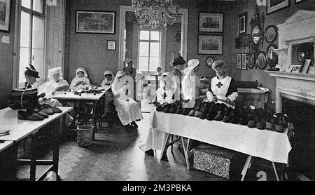 Salle de pantoufles dans la salle de travail de la Croix-Rouge, WW1 Banque D'Images