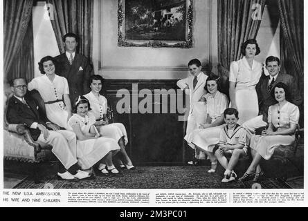 Le nouvel ambassadeur de l'URSS à Londres, Joseph P. Kennedy, en photo avec sa femme et ses neuf enfants. De gauche à droite se trouvent l'ambassadrice Patricia (13 ans), John (alias Jack, JFK, vingt ans), Jean (neuf ans), Eunice (seize), Robert (douze), Kathleen (dix-sept), Edward (six), Mme Kennedy (anciennement Rose Fitzgerald) et Behind, Rosemary (dix-neuf) et Joseph, Junior (vingt-deux). Date: 1938 Banque D'Images