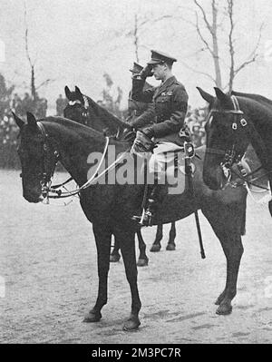 Le prince de Galles (plus tard le roi Edward VIII, plus tard le duc de Windsor) participe à la procession de la victoire des gardes à travers Londres en mars 1919. Le prince a roulé en marche avec d'autres membres du personnel du Seigneur Cavan et est vu ici saluant de son cheval. Date: 1919 Banque D'Images