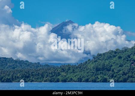 Nuages se formant au-dessus du volcan dans le sud de l'océan Pacifique - anneau de feu volcan en Papouasie Banque D'Images