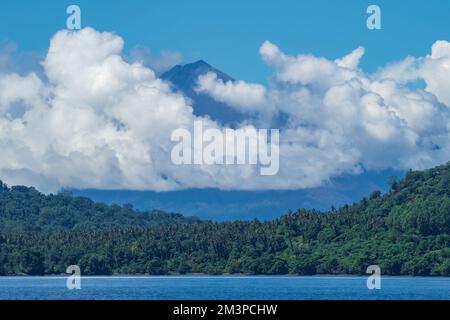 Nuages se formant au-dessus du volcan dans le sud de l'océan Pacifique - anneau de feu volcan en Papouasie Banque D'Images