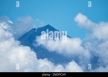 Nuages se formant au-dessus du volcan dans le sud de l'océan Pacifique - anneau de feu volcan en Papouasie Banque D'Images