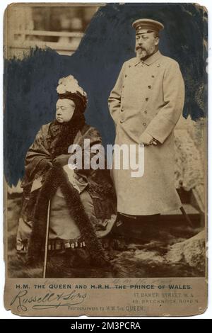 La reine Victoria (1819 1901), assise à côté de son fils aîné, le prince-Édouard du pays de Galles (1841 1910), plus tard le roi Edward VII Date: Vers 1894 Banque D'Images
