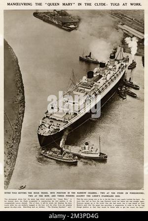 « Queen Mary » a commencé son premier voyage, de Clydebank où son intérieur a été aménagé, le long de la rivière Clyde à Greenock Scotland, sept remorqueurs qui ont mis l'immense navire en place dans un chenal étroit, deux à la poupe et deux à l'arc, et trois poussant contre le côté tribord de la doublure. Mars 1936 Banque D'Images