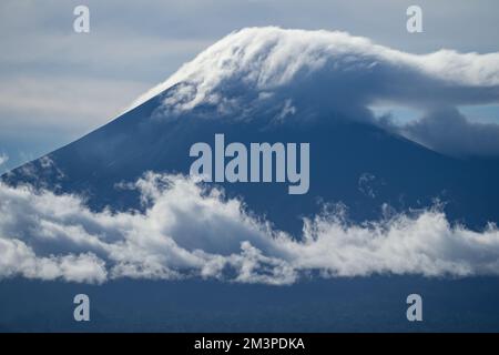 Nuages se formant au-dessus du volcan dans le sud de l'océan Pacifique - anneau de feu volcan en Papouasie Banque D'Images