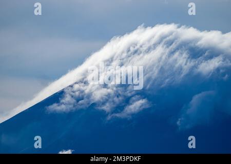 Nuages se formant au-dessus du volcan dans le sud de l'océan Pacifique - anneau de feu volcan en Papouasie Banque D'Images