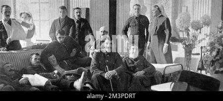 Les soldats britanniques sont rénourris à la santé dans les environs confortables de l'hôpital de guerre au Palais de Blenheim, résidence du duc de Marlborough. La bibliothèque longue a été convertie en une salle de cinquante lits et les hommes pouvaient parler, fumer et jouer dans des salles plus petites adjacentes. Le personnel était sous la supervision du colonel Ranking, R.A.M.C., représentant du comté de l'Office de guerre. Cette photo a été prise dans un salon préféré de la longue bibliothèque nommée par les soldats, « les tranchées ». Le matron, Mlle Amy Munn, est vu sur la droite. Date: 1915 Banque D'Images