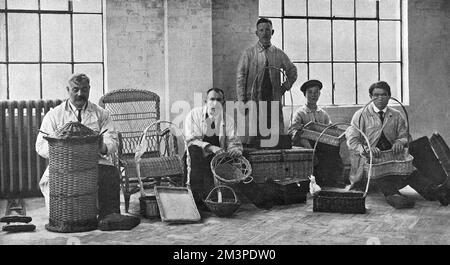 Hommes fabriquant des chaises et des paniers au Lord Roberts Memorial Worksho Banque D'Images