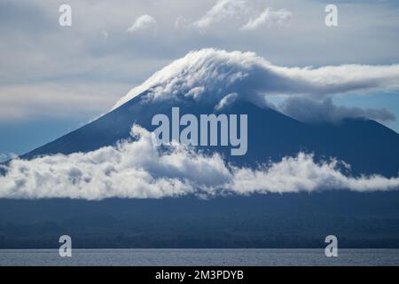 Nuages se formant au-dessus du volcan dans le sud de l'océan Pacifique - anneau de feu volcan en Papouasie Banque D'Images