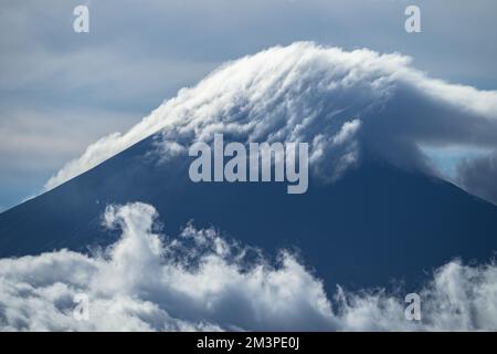 Nuages se formant au-dessus du volcan dans le sud de l'océan Pacifique - anneau de feu volcan en Papouasie Banque D'Images