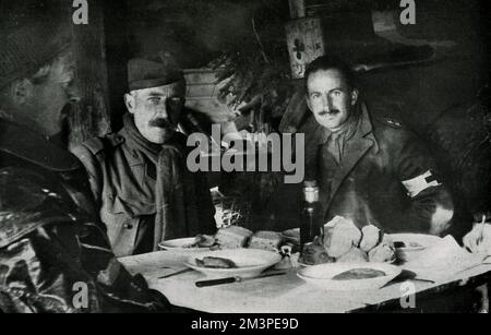 WW1 - trois officiers britanniques ayant un repas dans un abri de tranchée "creusé". Les sillons souterrains ont été creusés à intervalles réguliers dans les tranchées ou dans des endroits pratiques près de la ligne d'allumage. Ils étaient relativement confortables pour les troupes, contrairement aux tranchées ouvertes, surtout en hiver. Date: 1914 Banque D'Images